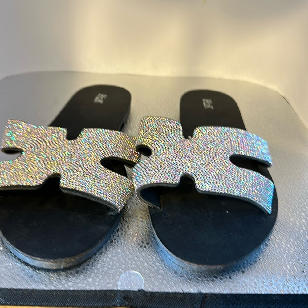 H2 K size 11 slip on sandals. Beautiful sparkles and very easy to wear.​